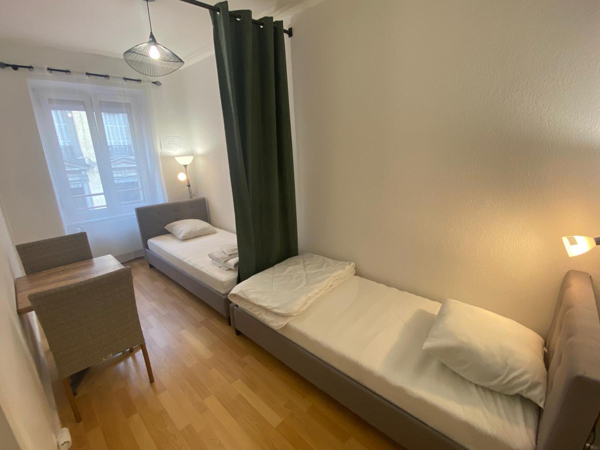 Inn La Petite De *